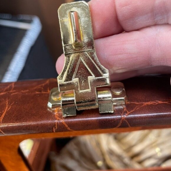 Nice! Bentony 1990's Alligator Embossed Travel Makeup Case with Lock  (NWOT) - Picture 9 of 16